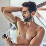 Aluminium und Krebsrisiko: Ein Mann benutzt Deo