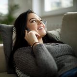 Krebsrisiko Handystrahlung? Eine Frau telefoniert mit einem Smartphone