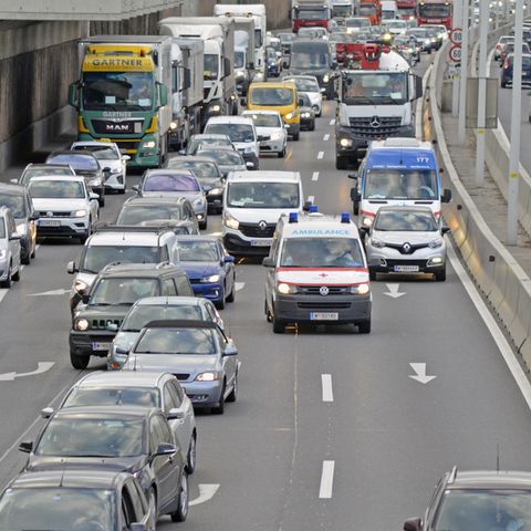 Die Rettungsgasse kann Leben retten, leider sind viele Autofahrer uneinsichtig.