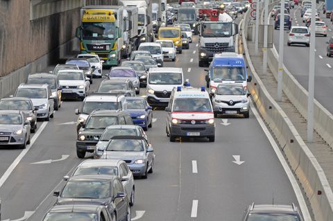 Die Rettungsgasse kann Leben retten, leider sind viele Autofahrer uneinsichtig.