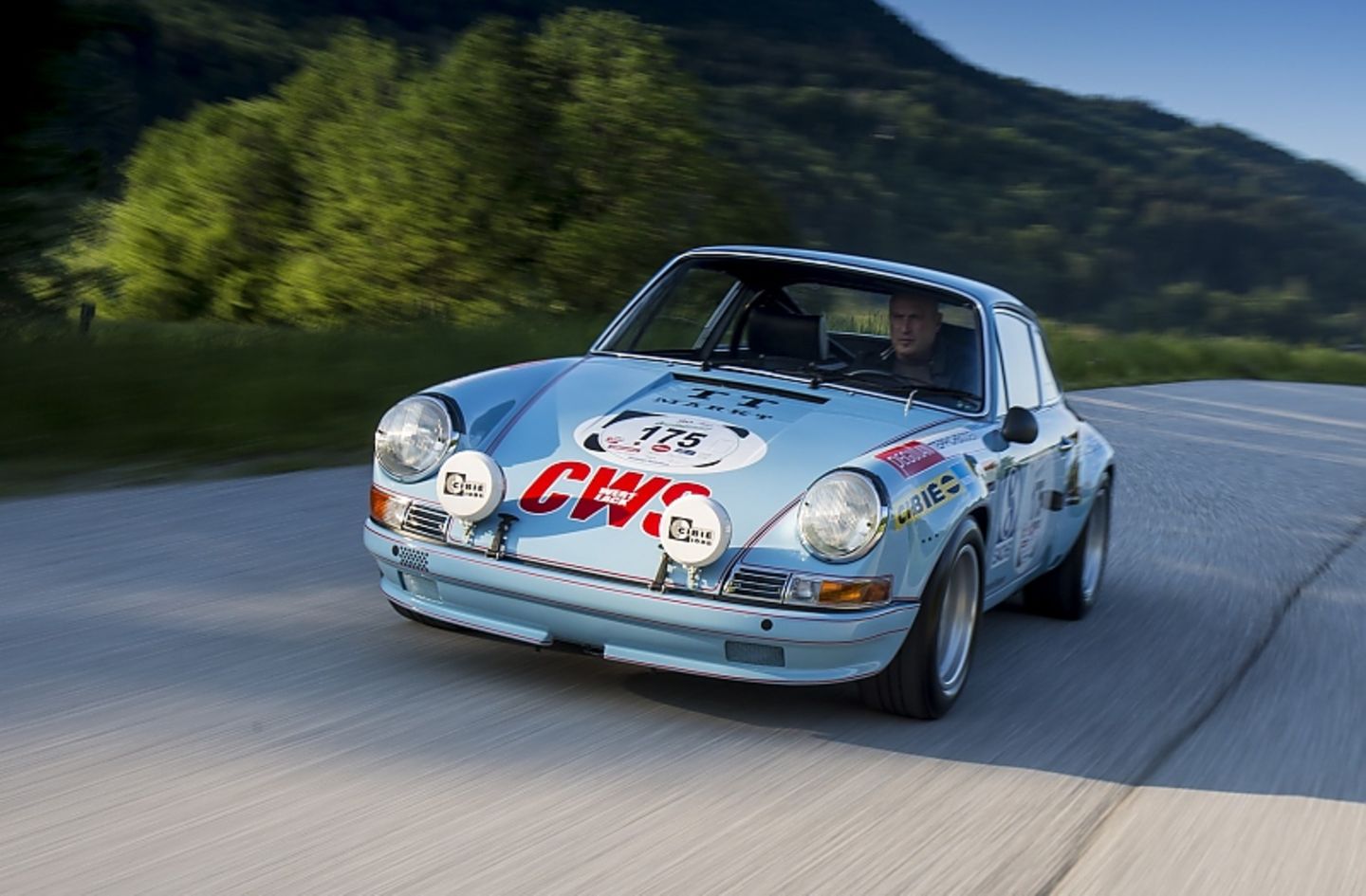 Der Porsche 911 S/T 2.5 fliegt über die Straße