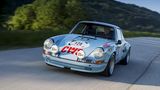Der Porsche 911 S/T 2.5 fliegt über die Straße