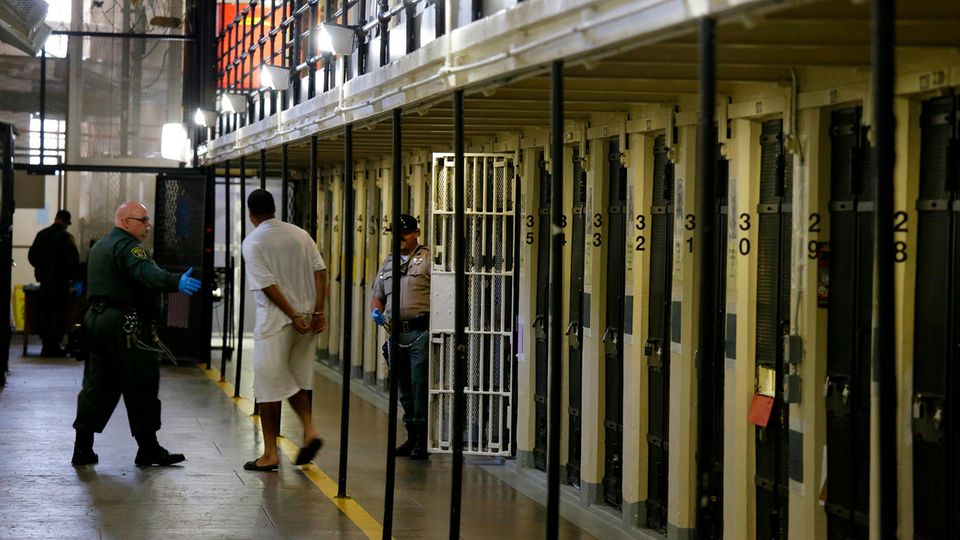 Ein Insasse verlässt seine Zelle im berüchtigten US-Gefängnis San Quentin in Kalifornien