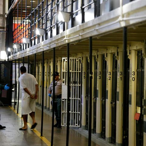 Ein Insasse verlässt seine Zelle im berüchtigten US-Gefängnis San Quentin in Kalifornien