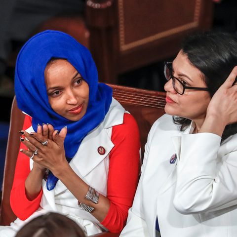 Ilhan Omar (l.) und Rashida Tlaib lauschen im Kapitol der Rede von US-Präsident Trump zur Lage der Nation