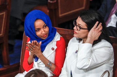 Ilhan Omar (l.) und Rashida Tlaib lauschen im Kapitol der Rede von US-Präsident Trump zur Lage der Nation