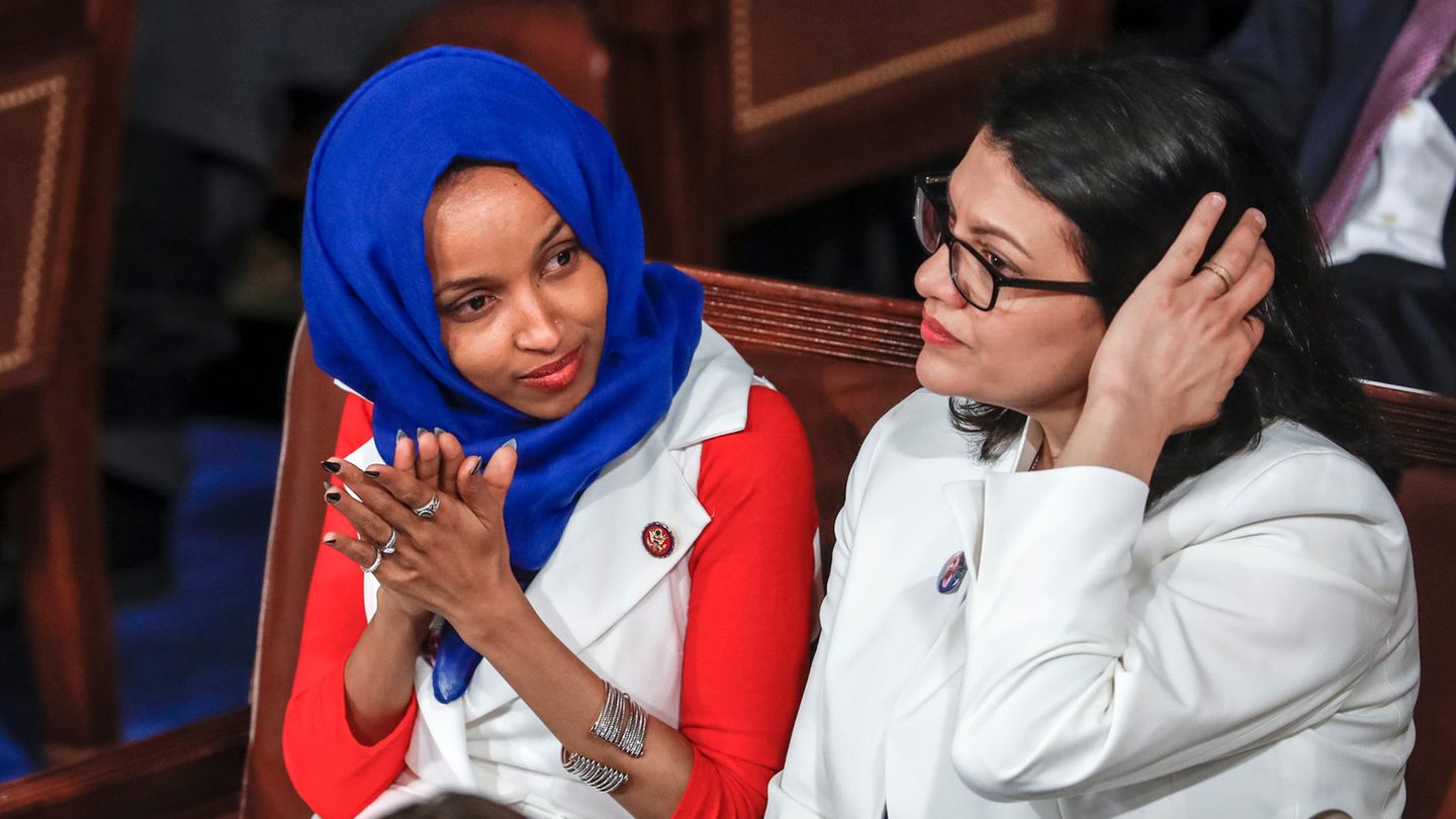 Ilhan Omar (l.) und Rashida Tlaib lauschen im Kapitol der Rede von US-Präsident Trump zur Lage der Nation