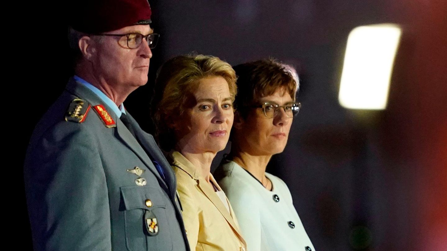 Ursula von der Leyen (m.) und ihre Nachfolgerin als Verteidigungsministerin, Annegret Kramp-Karrenbauer
