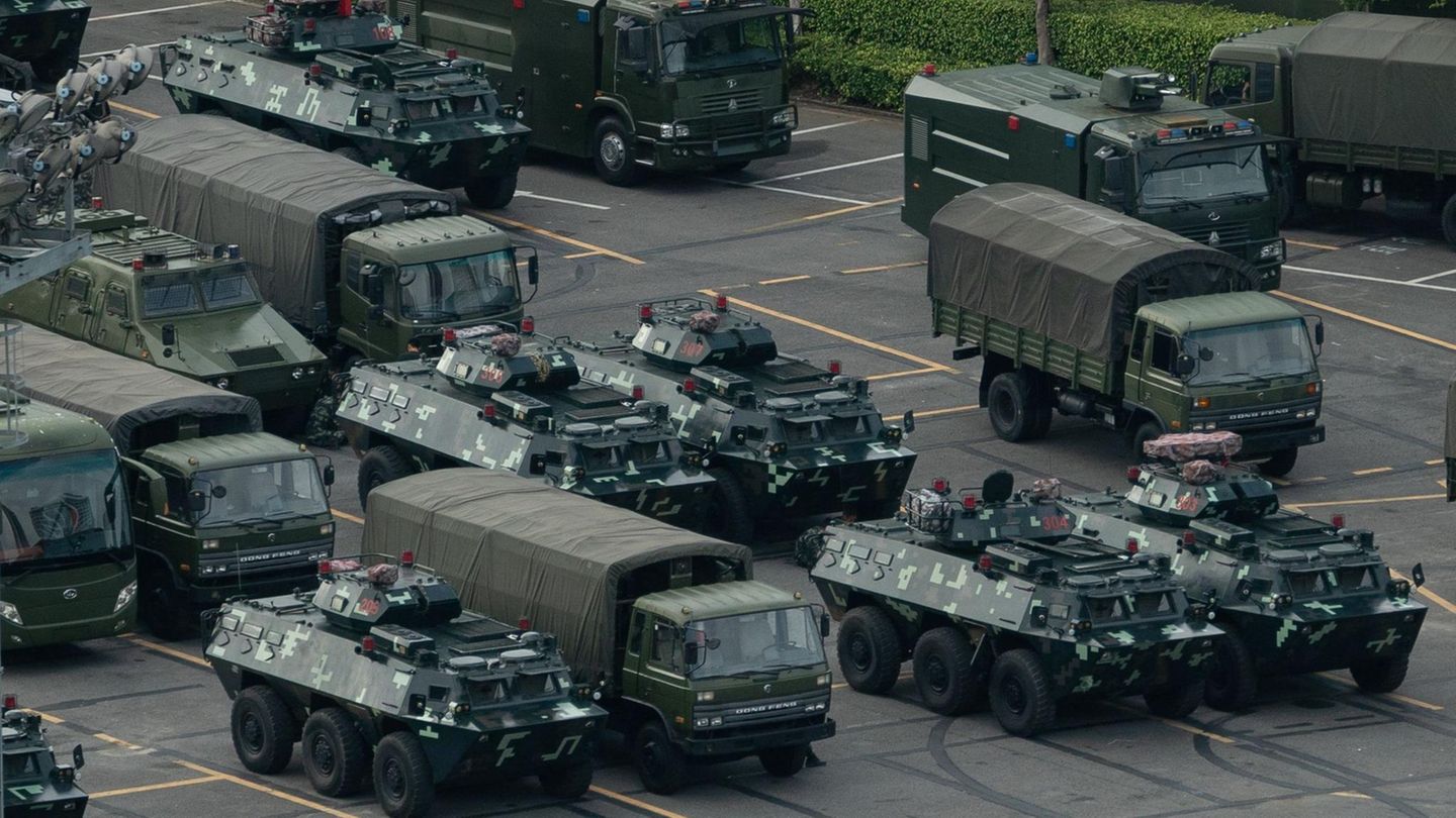 Militärfahrzeuge stehen vor dem Stadion von Shenzhen: China schickt eine eindeutige Botschaft an die Protestbewegung in Hongkong