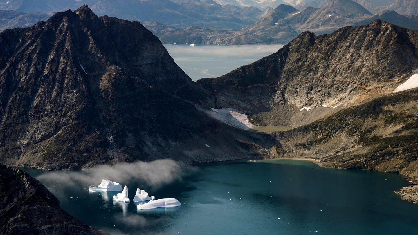 Grönland: Eisberge treiben zwischen schneefreien Bergen nahe Kulusuk. Donald Trump erwägt angeblich, die Insel zu kaufen. 