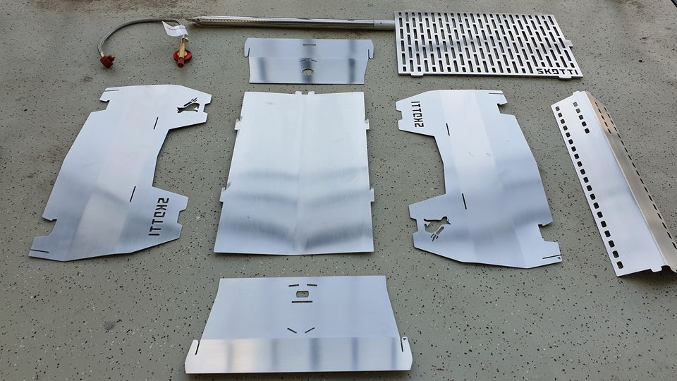 Ziemlich kompakt: Mit acht Einzelteilen aus Edelstahl plus Gasschlauch baut man den Grill zusammen.