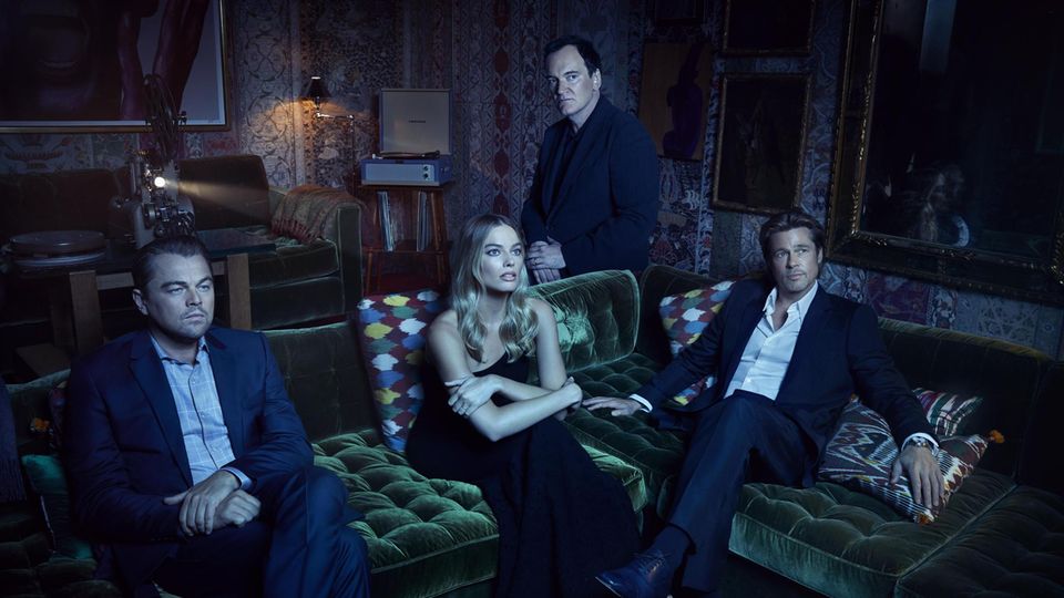 VOE STERN 34/2019 Approvalpflichtiger Special Shoot zum Quentin Tarantino Film Once upon a Time.Exklusiv für den Stern Heft 34/19, Bilder dürfen nicht weitergegeben werden und nur einmalig im Zusammenhang mit dem Film verwendet werden.von li.n re.L... Vereint in der Liebe zum Kino: Schauspieler Leonardo DiCaprio, Margot Robbie und Brad Pitt (vorn), Regisseur Quentin Tarantino (hinten)