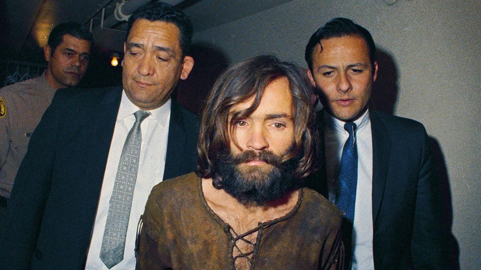VOE STERN 34/2019 FILE - In this 1969 file photo, Charles Manson is escorted to his arraignment on conspiracy-murder charges in connection with the Sharon Tate murder case. A Los Angeles judge has eliminated two purported sons of Charles Manson from th... Mitglieder von Charles Mansons Bande töteten Sharon Tate mit 16 Messerstichen