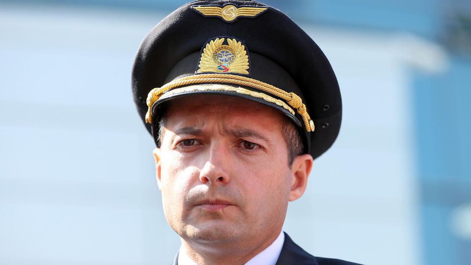 Der 41-jährige Flugkapitän Damir Yusupov wird nach der Notlandung als Held gefeiert Der 41-jährige Flugkapitän Damir Yusupov wird nach der Notlandung als Held gefeiert