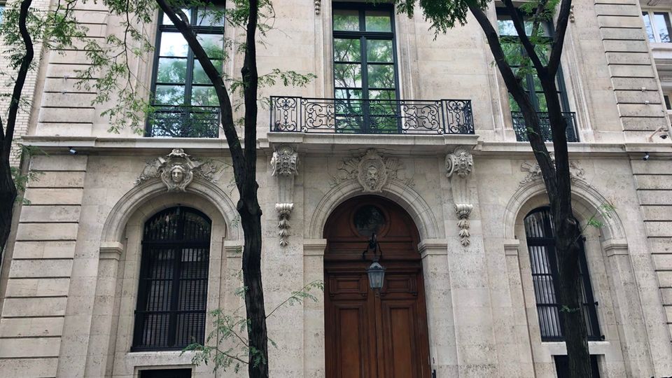 Eingang zum New Yorker Stadthaus von Jeffrey Epstein