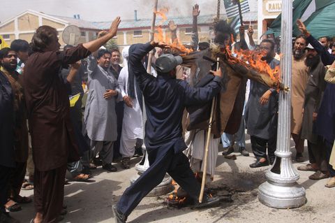 Ein Mann schlägt in der pakistanischen Stadt Quetta, auf ein brennendes Bild des indischen Premierministers Modi ein