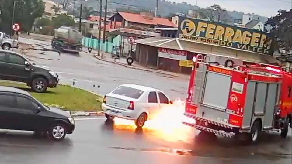 Die Feuerwehr in Brasilien fährt auf der Straße, als das Auto nebenan plötzlich in Flammen aufgeht