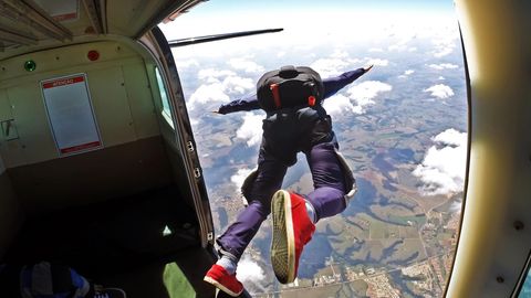 Fallschirmspringer lässt sich aus Flugzeug fallen