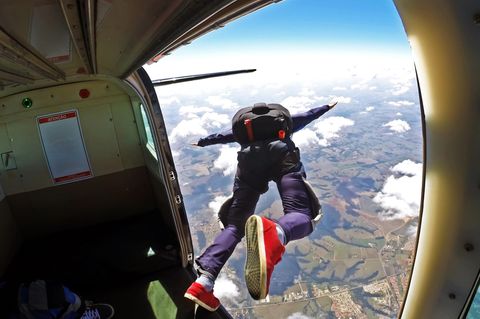 Fallschirmspringer lässt sich aus Flugzeug fallen