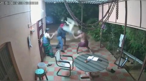 Altes Ehepaar kämpft mit Gartenmöbel gegen Einbrecher