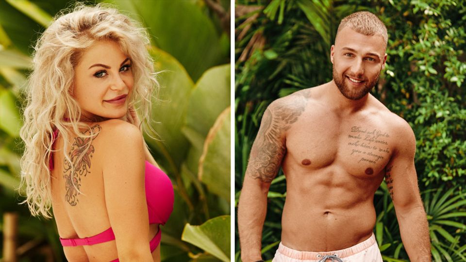Links schaut eine blonde Frau im pinken Bikini über die rechte Schulter, rechts steht ein muskulöser Mann in Badeshorts
