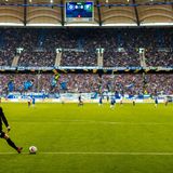 Neue Abstoß-Regel: Ab sofort ist der Ball im Spiel, sobald er mit dem Fuß gespielt wurde. Er muss den Strafraum dabei nicht verlassen. Diese Regeländerung wird das Spiel am meisten beeinflussen. Denn das Pressingverhalten, ein wichtiges Element bei vielen Trainern, wird sich teilweise verändern. David Wagner, neuer Coach auf Schalke, hat es in einem "FAZ"-Interview so beschrieben: "Aus meiner Sicht steigt die Gefahr, Umschaltmomente zu schlucken, denn normalerweise rollt der Ball zwei Sekunden, bevor er im Spiel ist, diese zwei Sekunden konnte man immer nutzen, um Räume zuzulaufen. Jetzt ist er in 0,1 Sekunden im Spiel, da bleibt keine Zeit mehr für diese Läufe. Eventuell kann das dazu führen, dass Mannschaften sich an die Mittellinie zurückziehen und nicht mehr am gegnerischen Strafraum anlaufen. Ich glaube, dass diese Regel das Spiel in jedem Fall einen Ticken verändern wird."