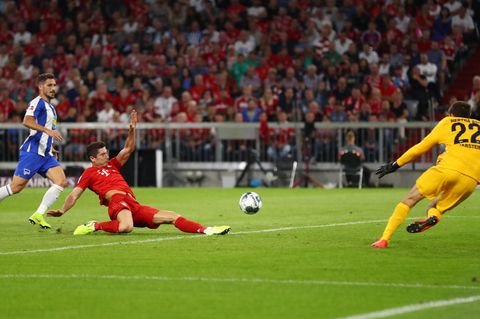 Robert Lewandowski schießt das erste Tor der neuen Bundesliga-Saison gegen Hertha