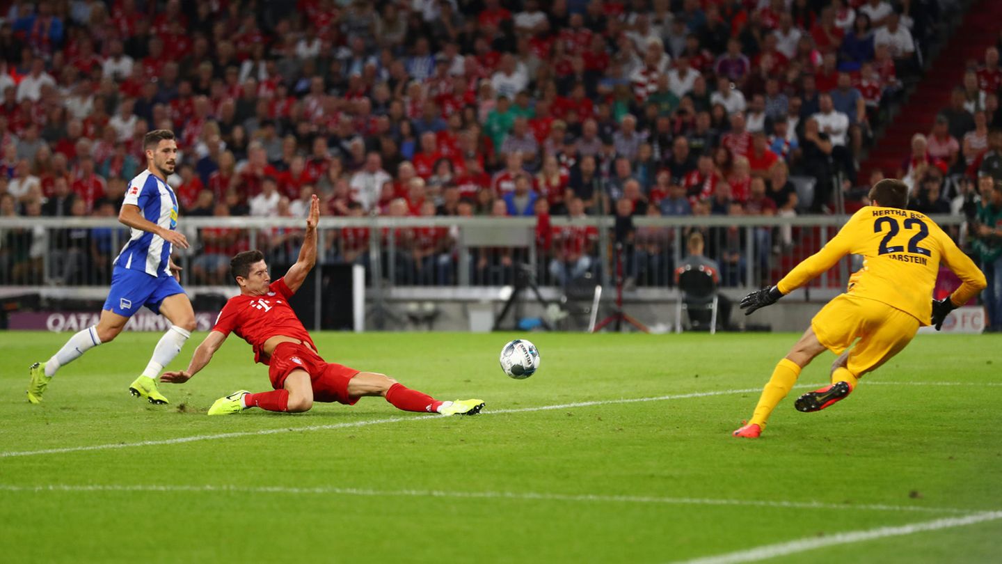 Robert Lewandowski schießt das erste Tor der neuen Bundesliga-Saison gegen Hertha