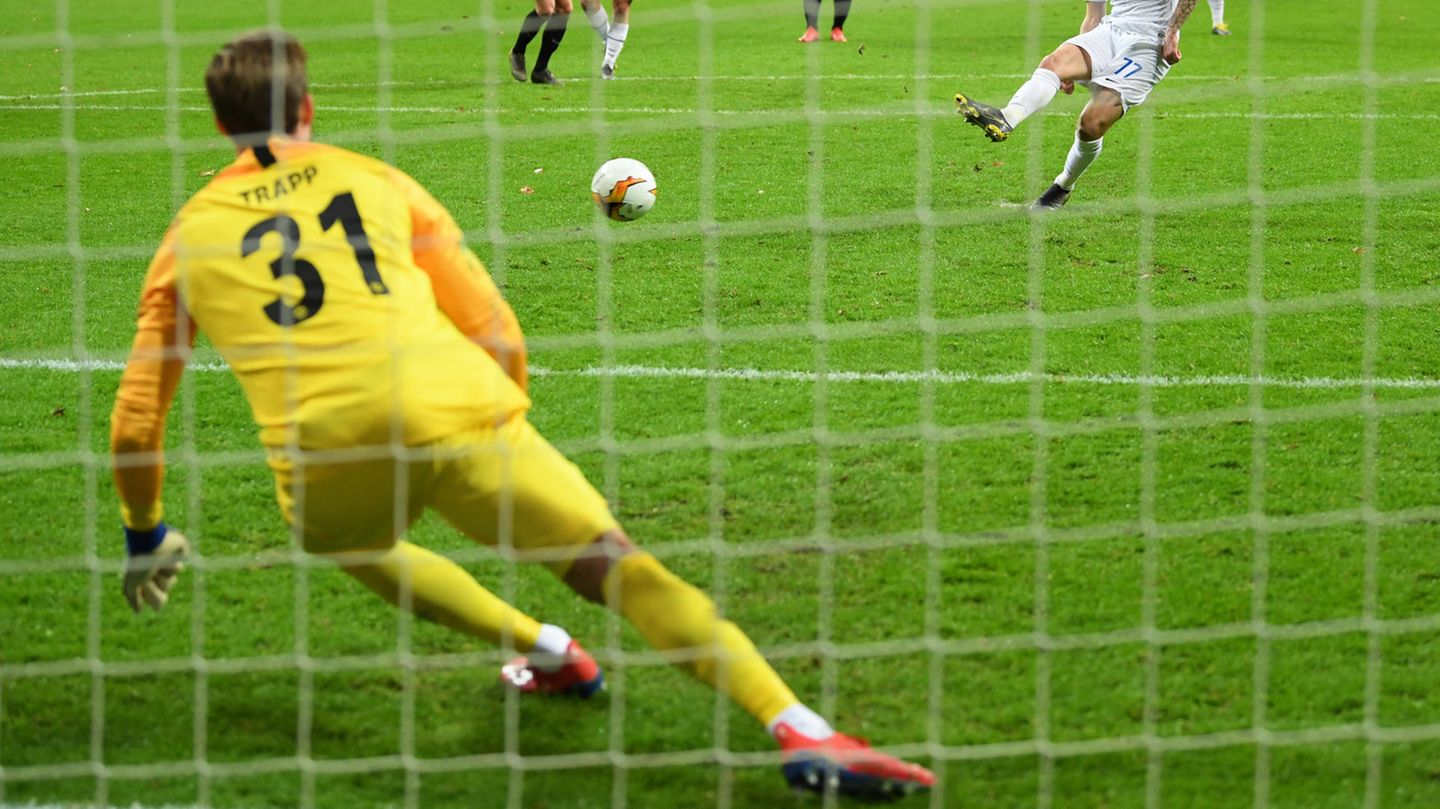 Saison-Start: Strafstoß: Bei der Ausführung eines Strafstoßes muss sich der Torhüter mindestens mit einem Teil seines Fußes auf oder über der Linie befinden und er darf nicht hinter der Linie stehen. Bei der Frauen-WM wurde die Regel bereits angewandt und sorgte für viel Unmut, weil Torhüterinnen beim Verstoß mit Gelb bestraft wurden. Dies Konsequenz wurde beim Elfmeterschießen ausgesetzt, sonst hätte es schnell mal Gelb-Rot für die Keeperin gegeben. Strafstoß: Bei der Ausführung eines Strafstoßes muss sich der Torhüter mindestens mit einem Teil seines Fußes auf oder über der Linie befinden und er darf nicht hinter der Linie stehen. Bei der Frauen-WM wurde die Regel bereits angewandt und sorgte für viel Unmut, weil Torhüterinnen beim Verstoß mit Gelb bestraft wurden. Dies Konsequenz wurde beim Elfmeterschießen ausgesetzt, sonst hätte es schnell mal Gelb-Rot für die Keeperin gegeben.