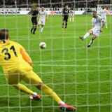 Strafstoß: Bei der Ausführung eines Strafstoßes muss sich der Torhüter mindestens mit einem Teil seines Fußes auf oder über der Linie befinden und er darf nicht hinter der Linie stehen. Bei der Frauen-WM wurde die Regel bereits angewandt und sorgte für viel Unmut, weil Torhüterinnen beim Verstoß mit Gelb bestraft wurden. Dies Konsequenz wurde beim Elfmeterschießen ausgesetzt, sonst hätte es schnell mal Gelb-Rot für die Keeperin gegeben.  