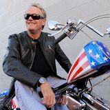 17. August 2019  Der US-Schauspieler Peter Fonda ist im Alter von 79 Jahren gestorben. Der unter anderem wegen seiner Rolle im Kultfilm "Easy Rider" bekannt gewordene Schauspieler starb nach Angaben seines Agenten in seinem Haus in Los Angeles. Er starb demnach im Kreis seiner Angehörigen an den Folgen einer Lungenkrebs-Erkrankung. Der Tod ihres "gutherzigen" Bruders würde sie sehr traurig stimmen, teilte Jane Fonda (81) mit. "Ich hatte in diesen letzten Tage eine wundervolle Zeit mit ihm alleine. Er schied lachend aus dem Leben", zitierte "Deadline.com" aus Fondas Mitteilung.