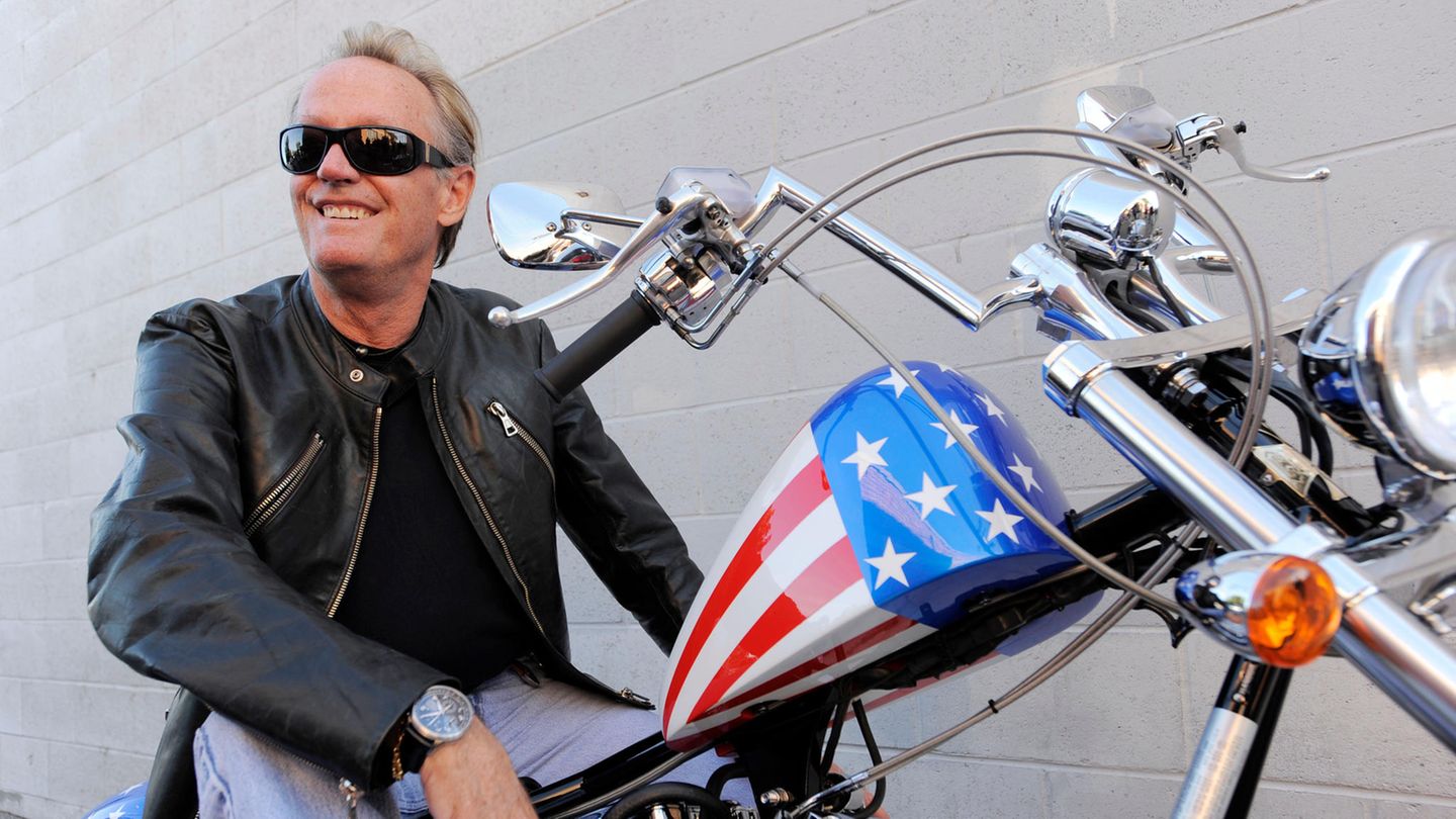 17. August 2019  Der US-Schauspieler Peter Fonda ist im Alter von 79 Jahren gestorben. Der unter anderem wegen seiner Rolle im Kultfilm "Easy Rider" bekannt gewordene Schauspieler starb nach Angaben seines Agenten in seinem Haus in Los Angeles. Er starb demnach im Kreis seiner Angehörigen an den Folgen einer Lungenkrebs-Erkrankung. Der Tod ihres "gutherzigen" Bruders würde sie sehr traurig stimmen, teilte Jane Fonda (81) mit. "Ich hatte in diesen letzten Tage eine wundervolle Zeit mit ihm alleine. Er schied lachend aus dem Leben", zitierte "Deadline.com" aus Fondas Mitteilung.