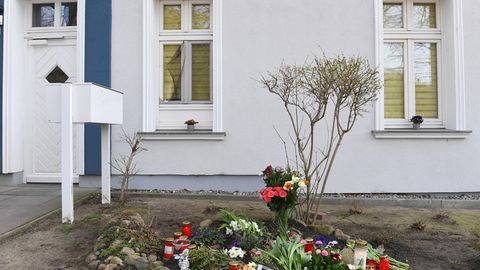 Kerzen und Blumen stehen vor dem Eingang des Hauses, in dem am 19.03.2019 eine 18-jährige Frau tot aufgefunden wurde. Die Tote wies Stichverletzungen auf. Sie stammte aus Stralsund und lebte alleine in der Zinnowitzer Wohnung.