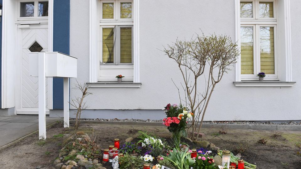 Kerzen und Blumen stehen vor dem Eingang des Hauses, in dem am 19.03.2019 eine 18-jährige Frau tot aufgefunden wurde. Die Tote wies Stichverletzungen auf. Sie stammte aus Stralsund und lebte alleine in der Zinnowitzer Wohnung.