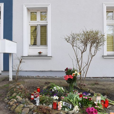 Kerzen und Blumen stehen vor dem Eingang des Hauses, in dem am 19.03.2019 eine 18-jährige Frau tot aufgefunden wurde. Die Tote wies Stichverletzungen auf. Sie stammte aus Stralsund und lebte alleine in der Zinnowitzer Wohnung.