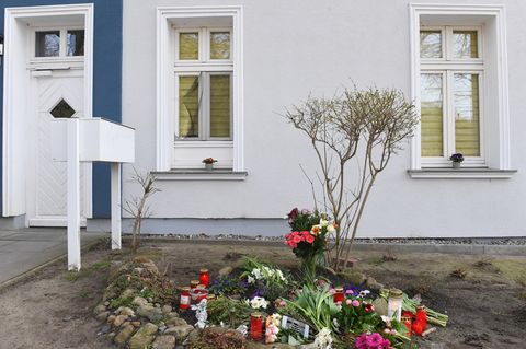 Kerzen und Blumen stehen vor dem Eingang des Hauses, in dem am 19.03.2019 eine 18-jährige Frau tot aufgefunden wurde. Die Tote wies Stichverletzungen auf. Sie stammte aus Stralsund und lebte alleine in der Zinnowitzer Wohnung.