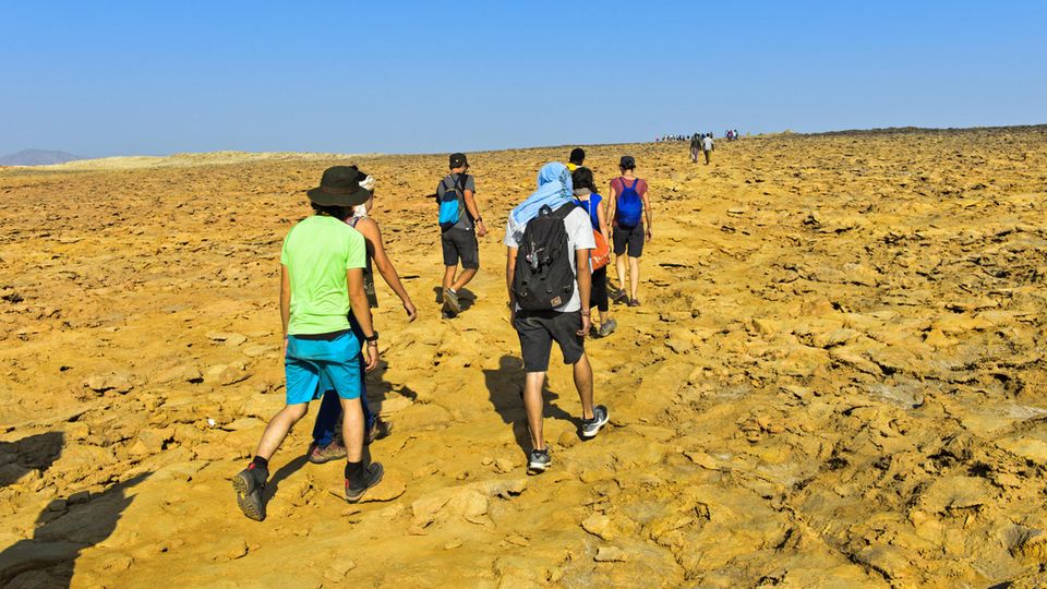 Touristen in der Danakil-Wüste, einem der unwirtlichsten und einst abgeschiedensten Orte der Erde