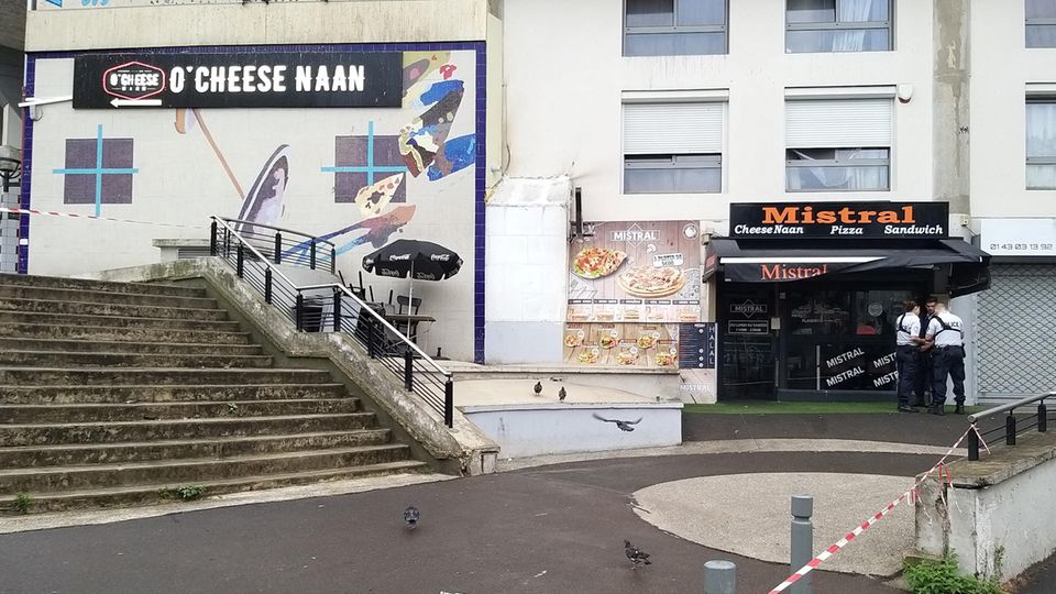 Polizisten vor einem Schnellrestaurant in einem Vorort von Paris. Hier soll sich das Unglück ereignet haben