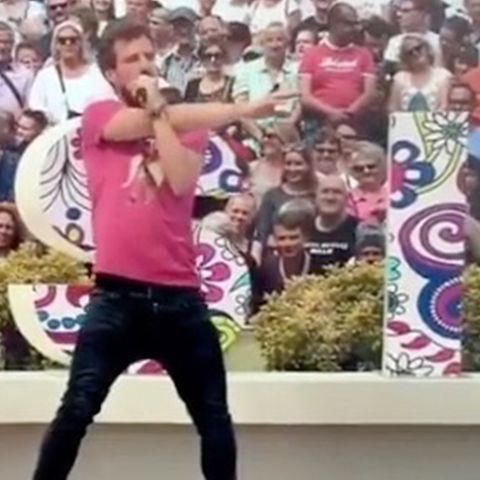 Eklat im ZDF-Fernsehgarten: Comedian Luke Mockridge macht den Affen auf der Bühne