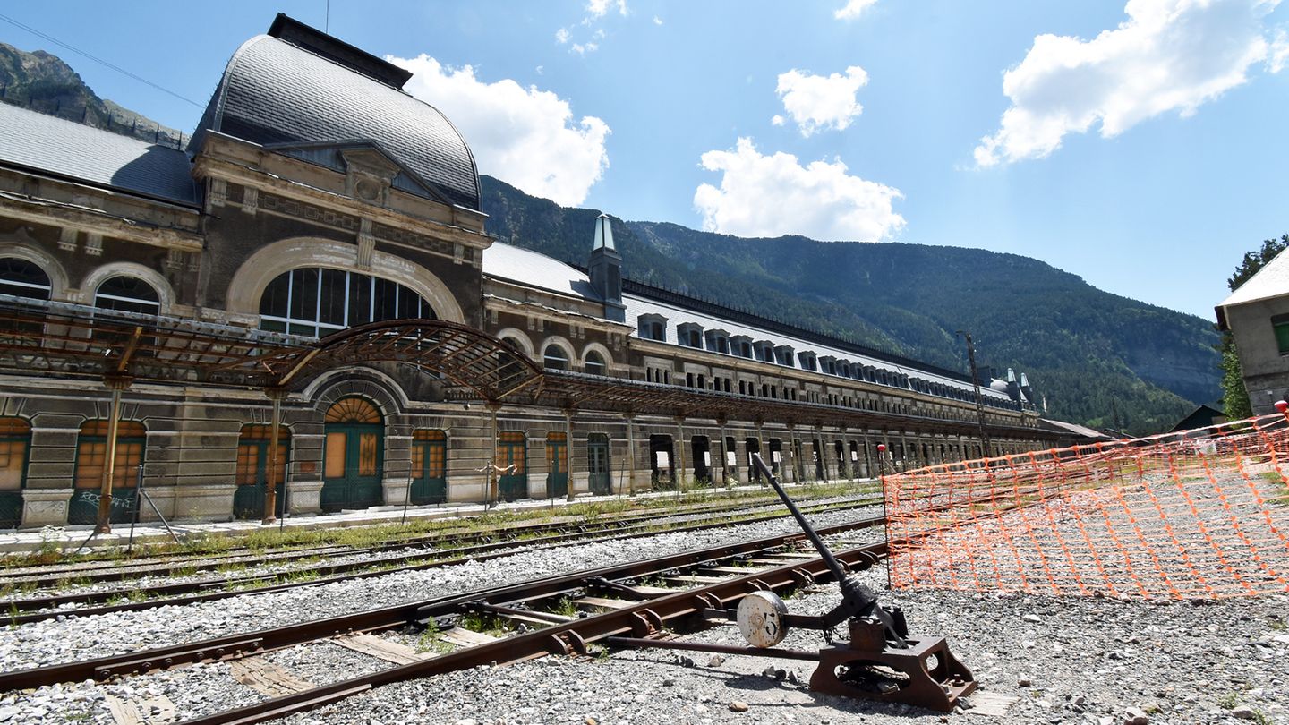 Fotostrecke mit 12 Bildern: Die eine Hälfte des 241 Meter langen Bahnhofgebäudes in dem kleinen spanischen Grenzort Canfranc.