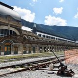 Fotostrecke mit 12 Bildern: Die eine Hälfte des 241 Meter langen Bahnhofgebäudes in dem kleinen spanischen Grenzort Canfranc.