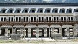 Über Jahrzehnte stand der überdimensionierte Bau leer und verfiel. Um den Verfall zu stoppen, hat der Bahnhof ein neues Zinkdach erhalten.