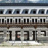 Über Jahrzehnte stand der überdimensionierte Bau leer und verfiel. Um den Verfall zu stoppen, hat der Bahnhof ein neues Zinkdach erhalten.