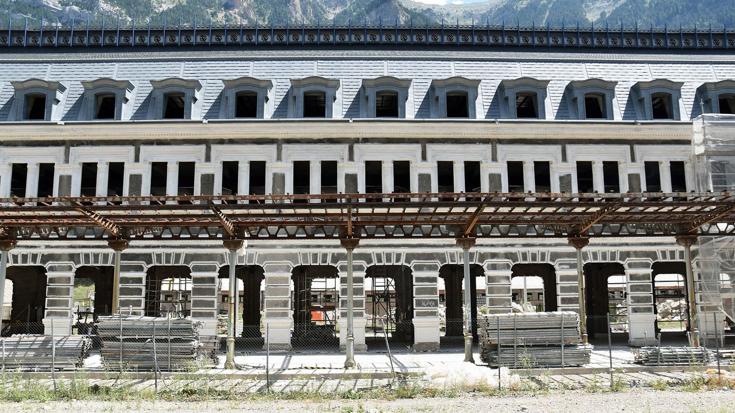 Über Jahrzehnte stand der überdimensionierte Bau leer und verfiel. Um den Verfall zu stoppen, hat der Bahnhof ein neues Zinkdach erhalten.