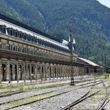 Das größenwahnsinnige Abfertigungsgebäude des Bahnhofs Canfranc an der Grenze zwischen Spanien und Frankreich hat 365 Fenster und 150 Türen.