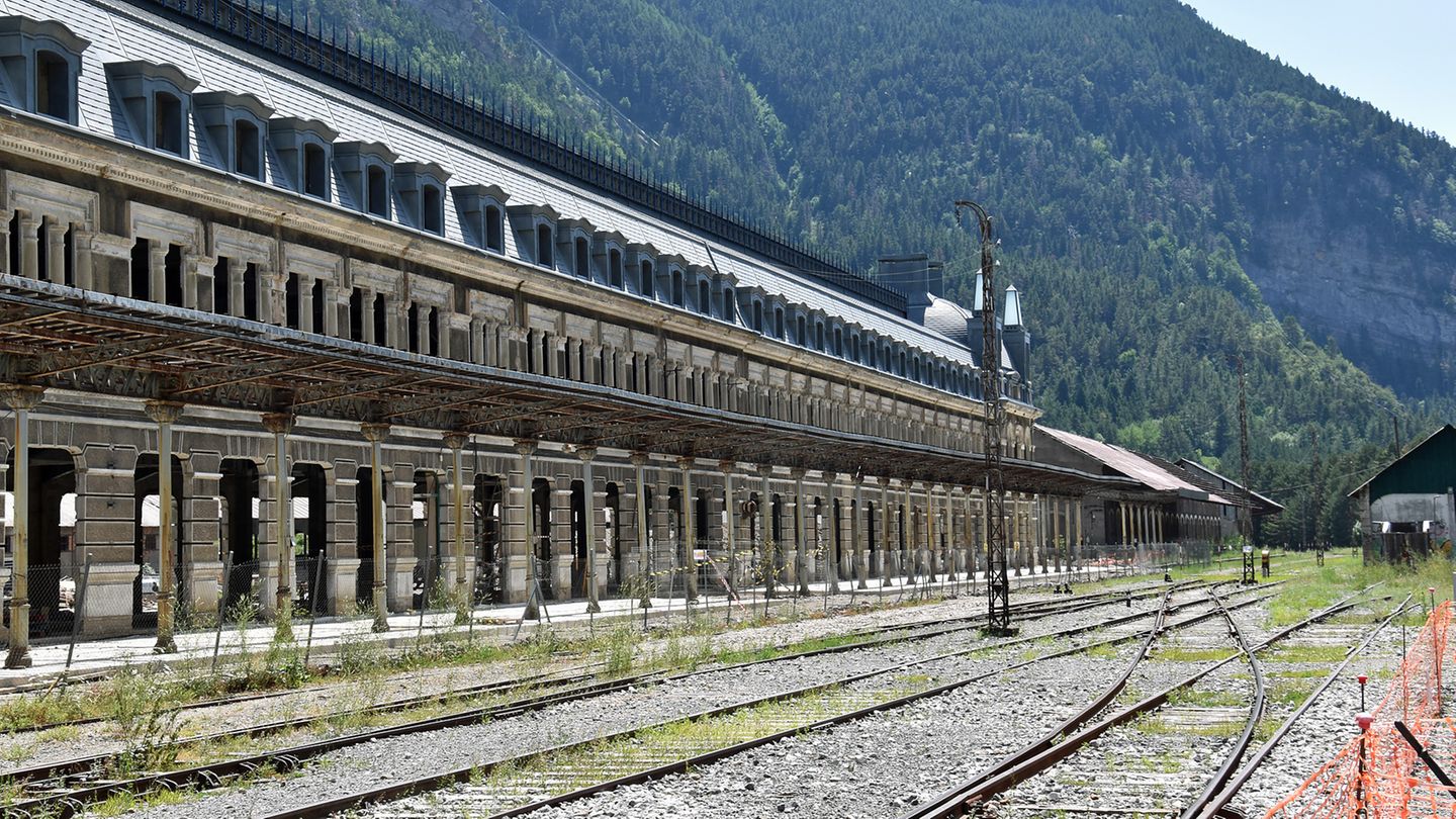 Das größenwahnsinnige Abfertigungsgebäude des Bahnhofs Canfranc an der Grenze zwischen Spanien und Frankreich hat 365 Fenster und 150 Türen.