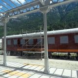 Auf einem der einst 27 Gleise sind historische Personenwaggons abgestellt