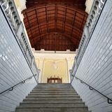 Ins Hauptgebäude gelangen Besucher durch die gekachelte unterirdische Unterführung