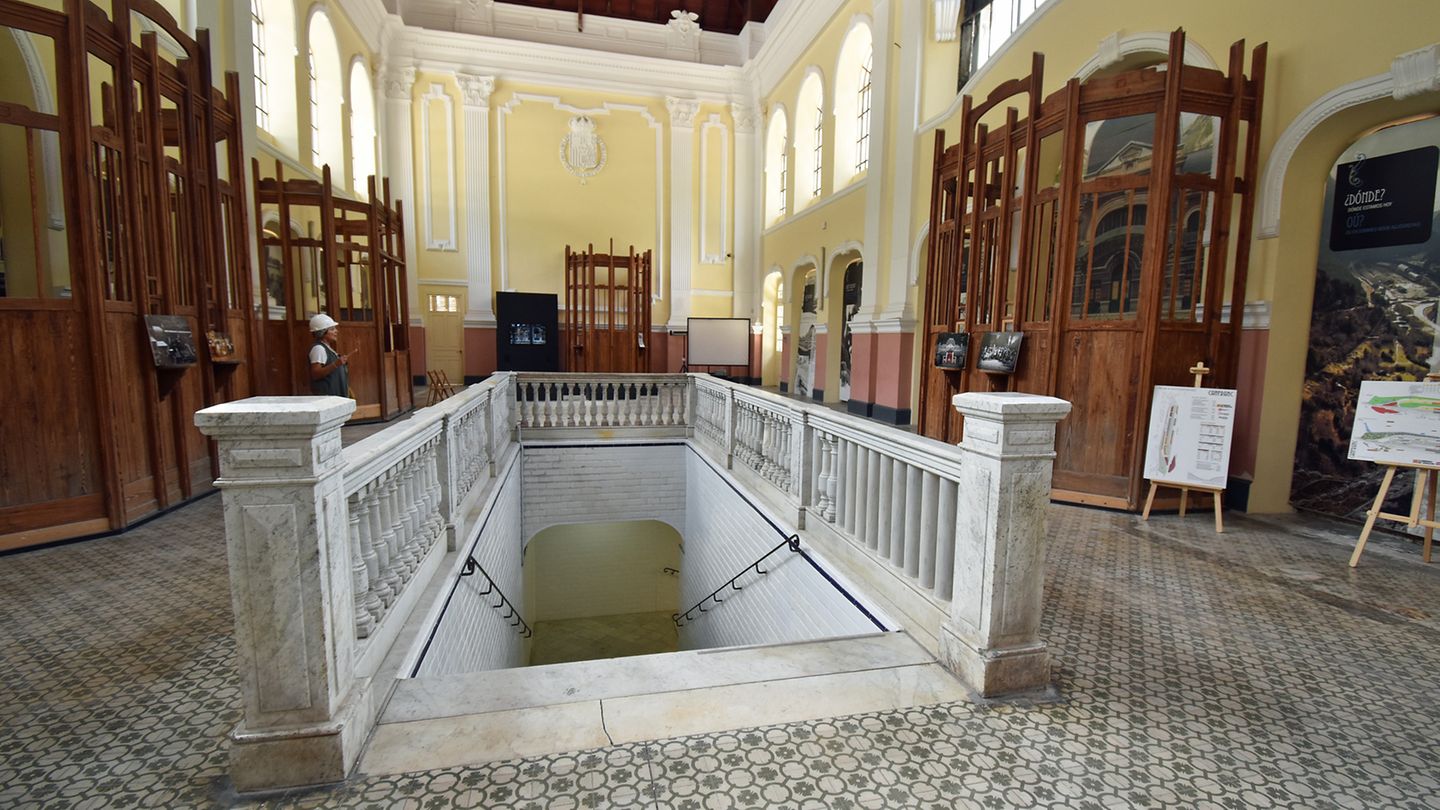 Originalfliesen am Boden: Auch die hohe Haupthalle ist inzwischen durch Restauratoren aus Huesca renoviert worden