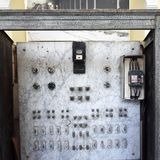 Aus dem Eröffnungsjahr 1928: der alte elektrische Verteilerkasten aus Marmor und Keramik